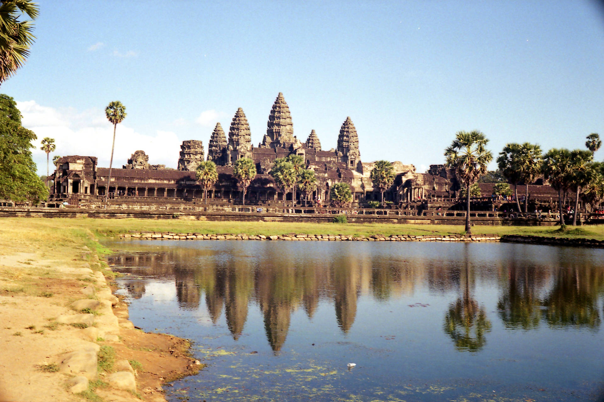 Smukke Angkor Wat ved vand og himmeludsnit. Wallpaper