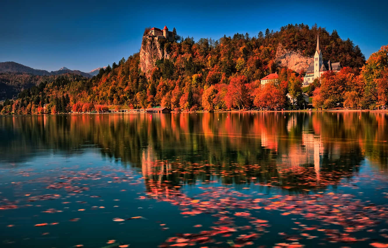 Hermosootoño En El Lago Bled. Fondo de pantalla