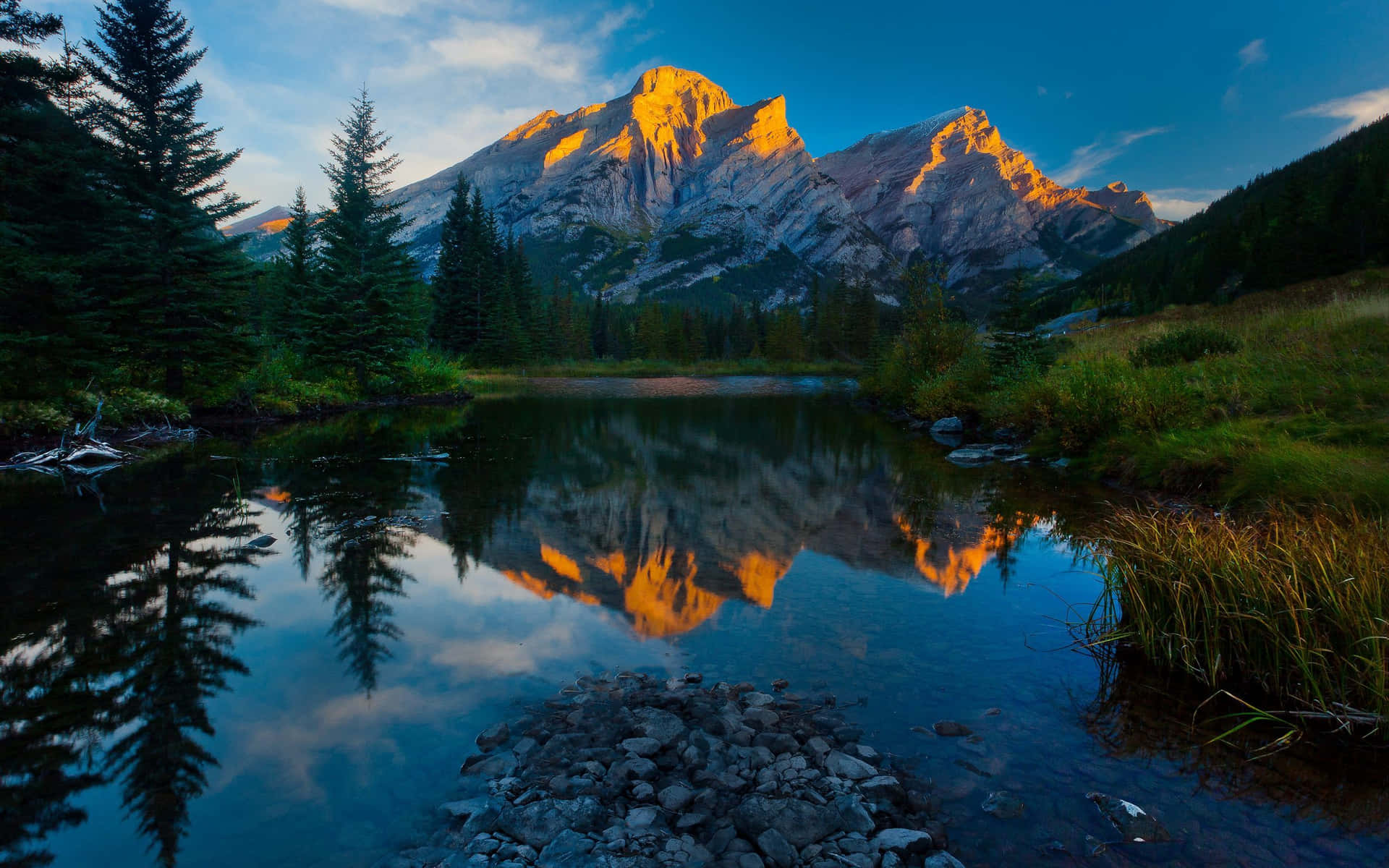 Unacadena Montañosa Se Refleja En Un Lago