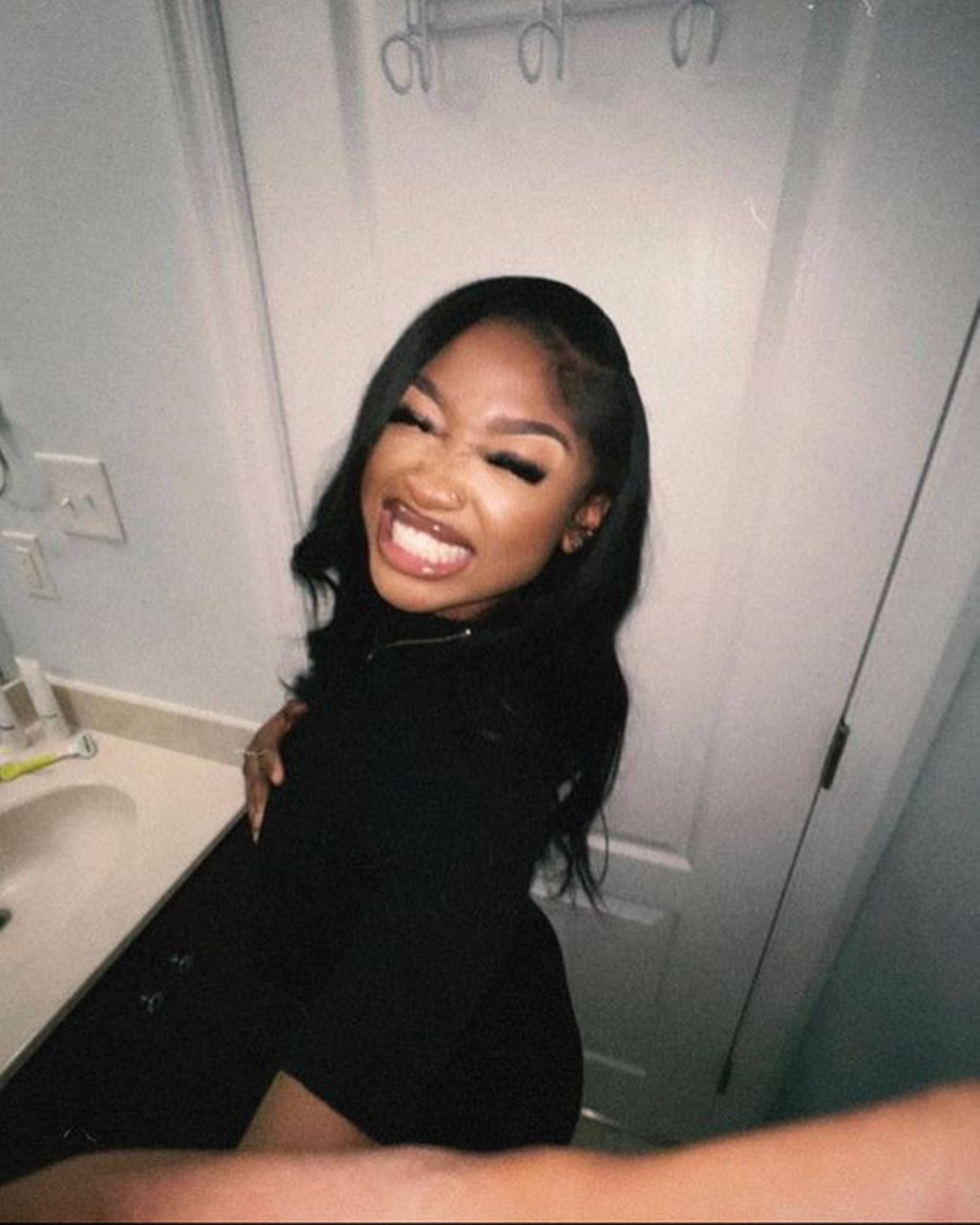 Beautiful Black Woman Bathroom Selfie Wallpaper