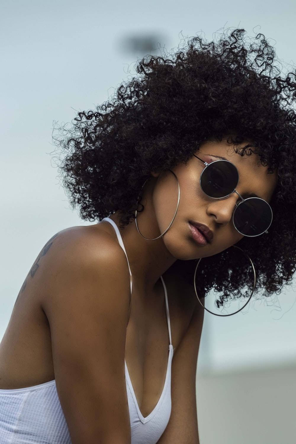 Beautiful Black Woman Wearing Sunglasses Wallpaper
