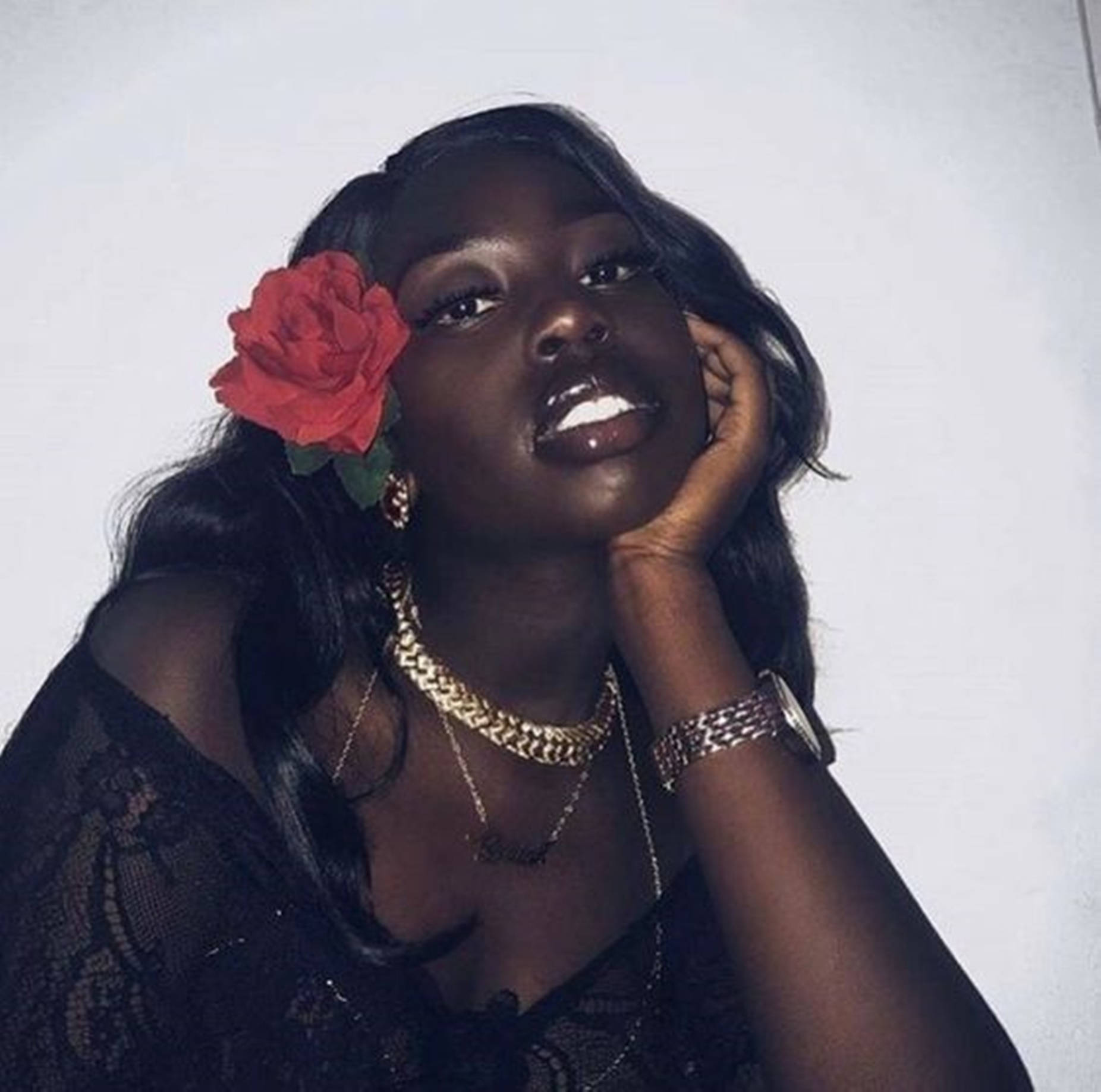 Smuk sort kvinde med en rose i hendes hår melodramatisk udtryk Wallpaper
