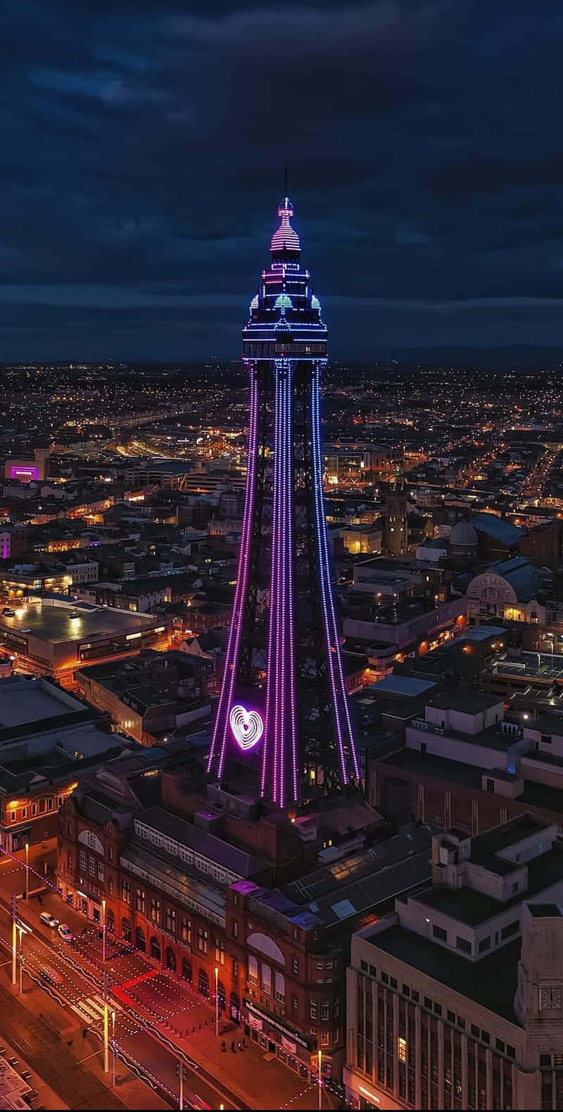 Hermosatorre De Blackpool De Noche En El Teléfono. Fondo de pantalla