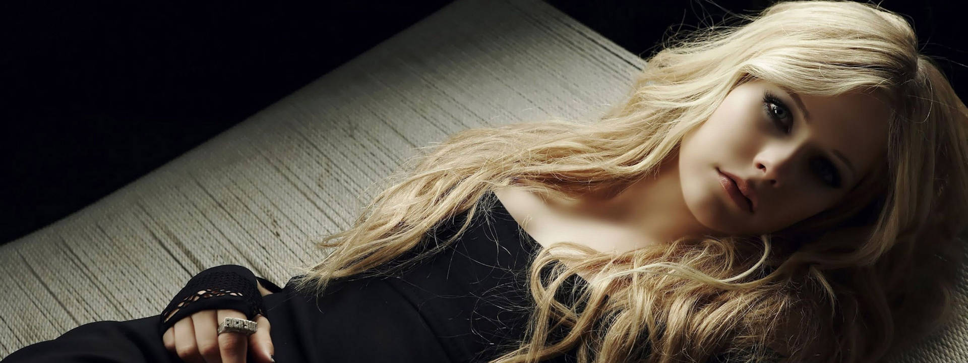 Smuk blonde Avril Lavigne kommunikerer forfinelse og personlighed. Wallpaper