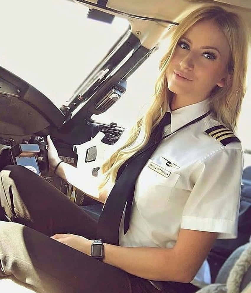 Vackerblond Kvinnlig Pilot. Wallpaper