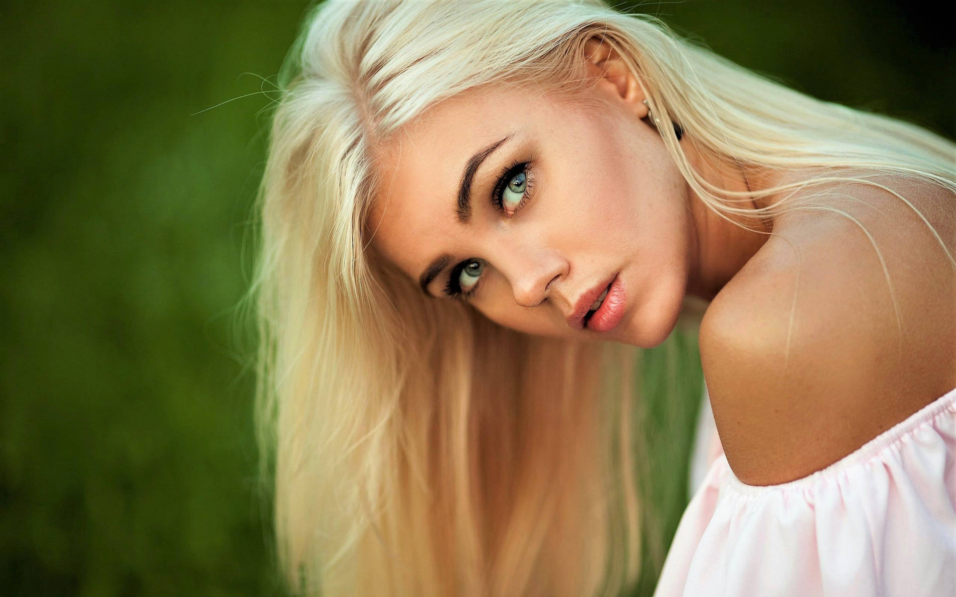 Smuk blond med blå øjne Wallpaper