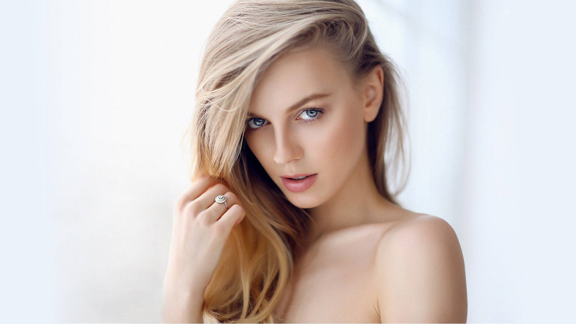 Radiant blonde woman with captivating eyes Wallpaper