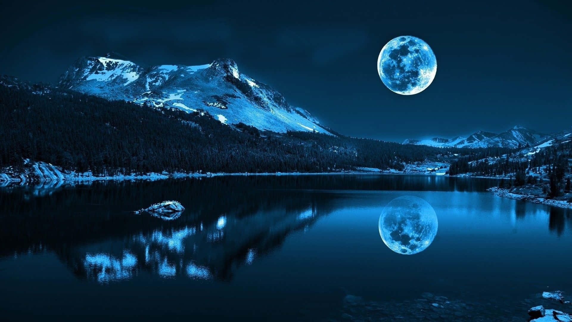 Enmåne Speglas I En Sjö På Natten