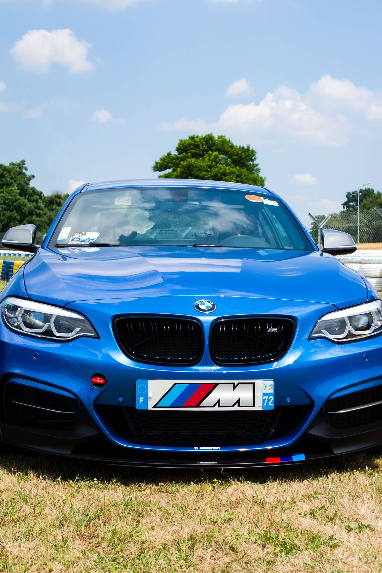 Smuk blå BMW på en racerbane tapet. Wallpaper