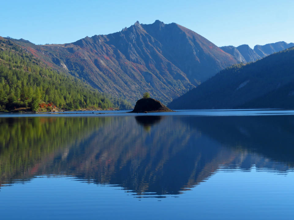 Bellissimo Lago Blu In Natura Sfondo