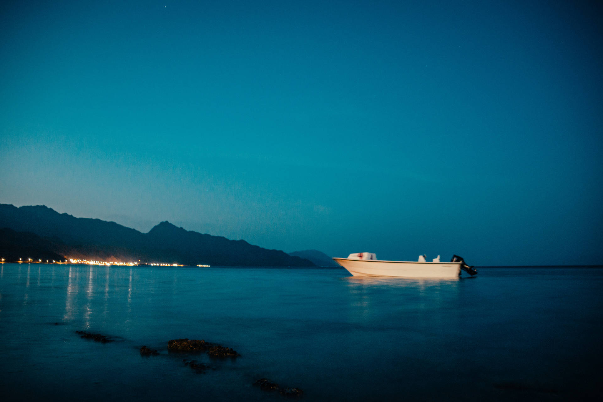 Vackertblått Hav På Natten. Wallpaper