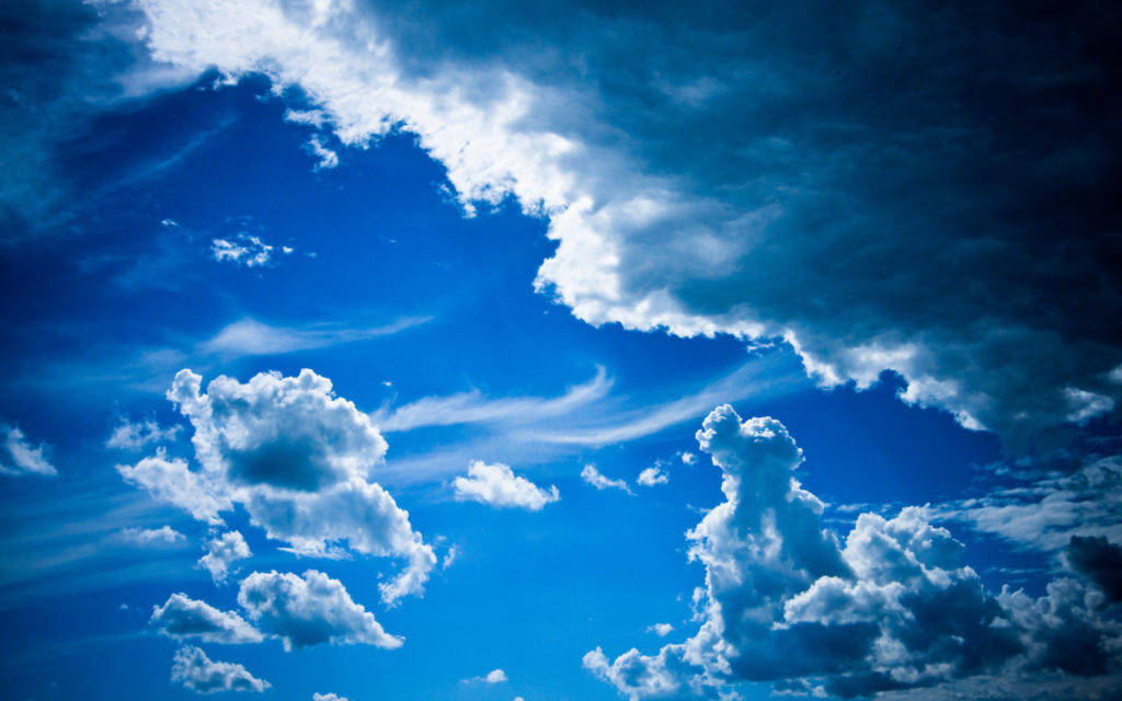 Hermosocielo Azul Con Nubes Cubriendo Fondo de pantalla