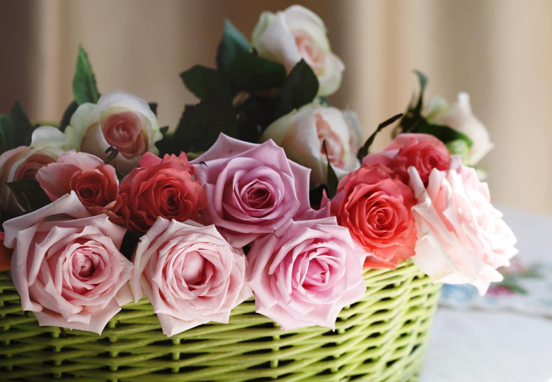 Beautiful Bouquet Of  Sharp Roses Wallpaper