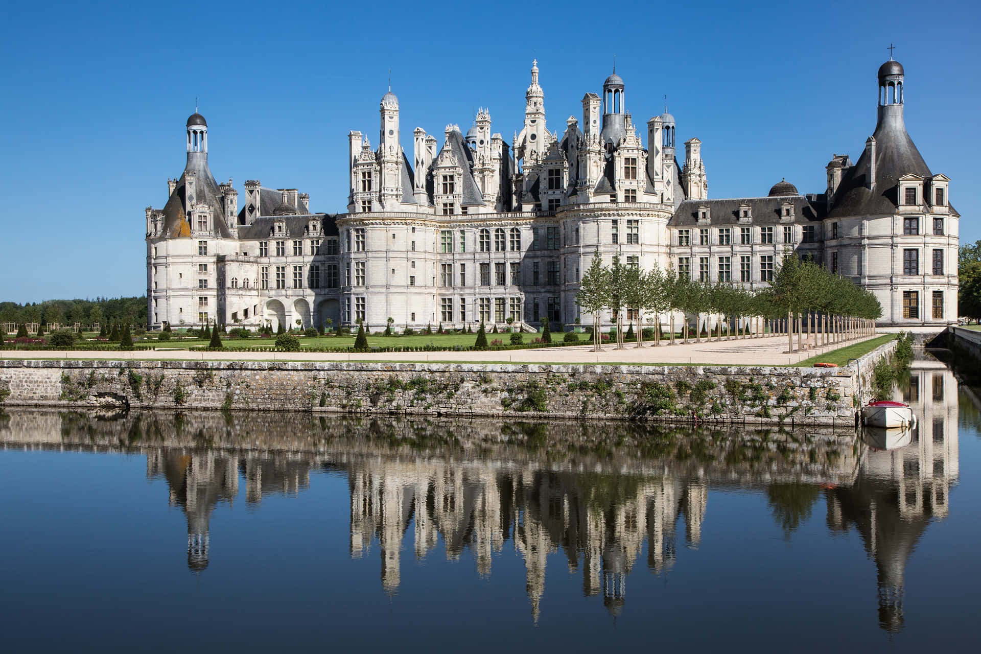 Majestic outdoor view of Chateau de Chambord Wallpaper