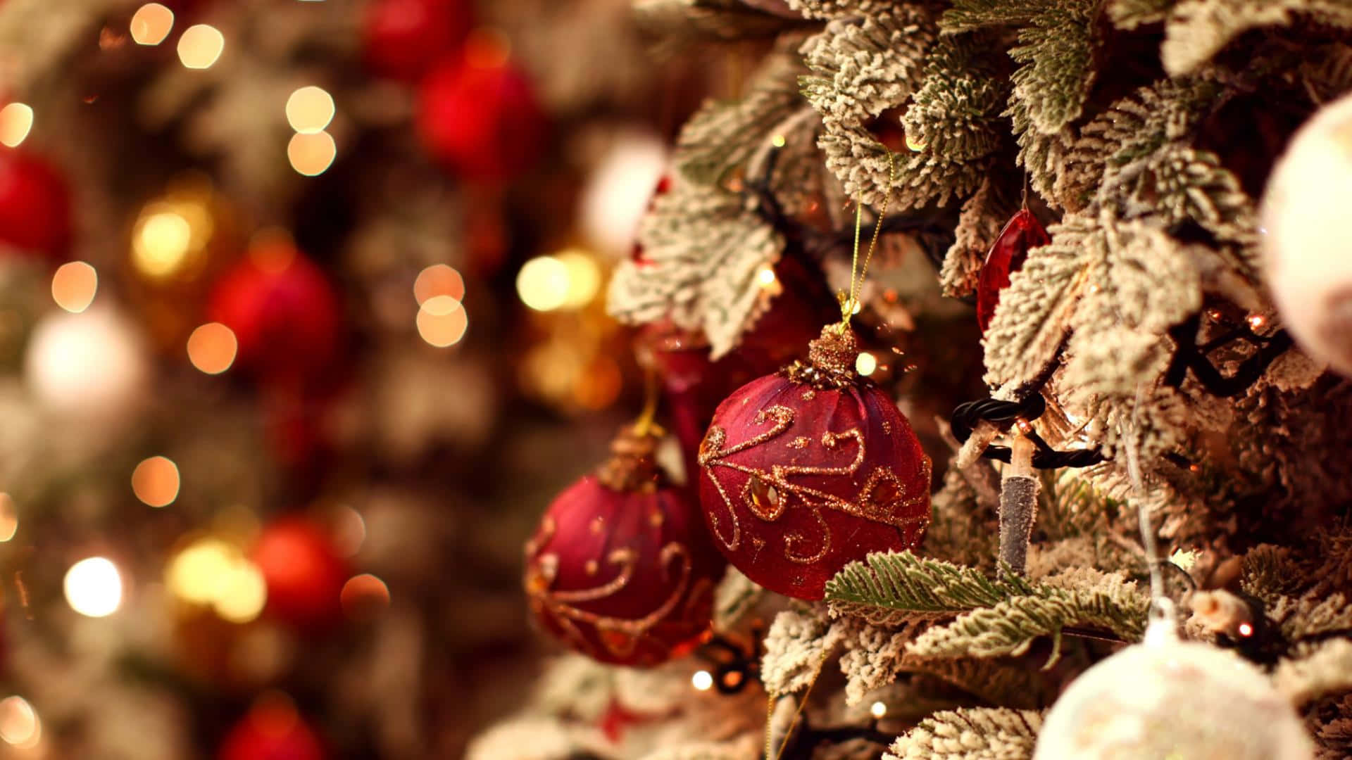 Weihnachtsbaumdekorationmit Lichtern Und Ornamenten