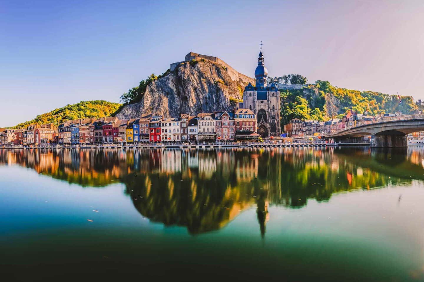 Impresionantepanorama Urbano De Una Hermosa Ciudad Al Atardecer. Fondo de pantalla