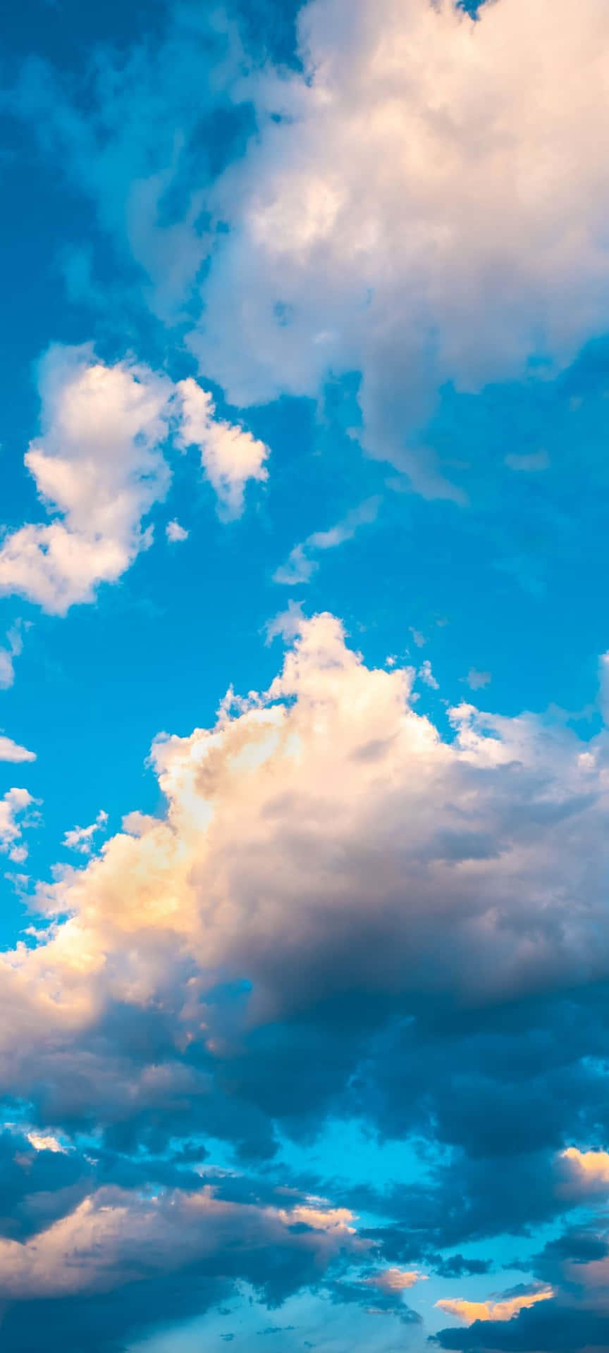 Increíblevista De Nubes Majestuosas En El Cielo Al Atardecer. Fondo de pantalla