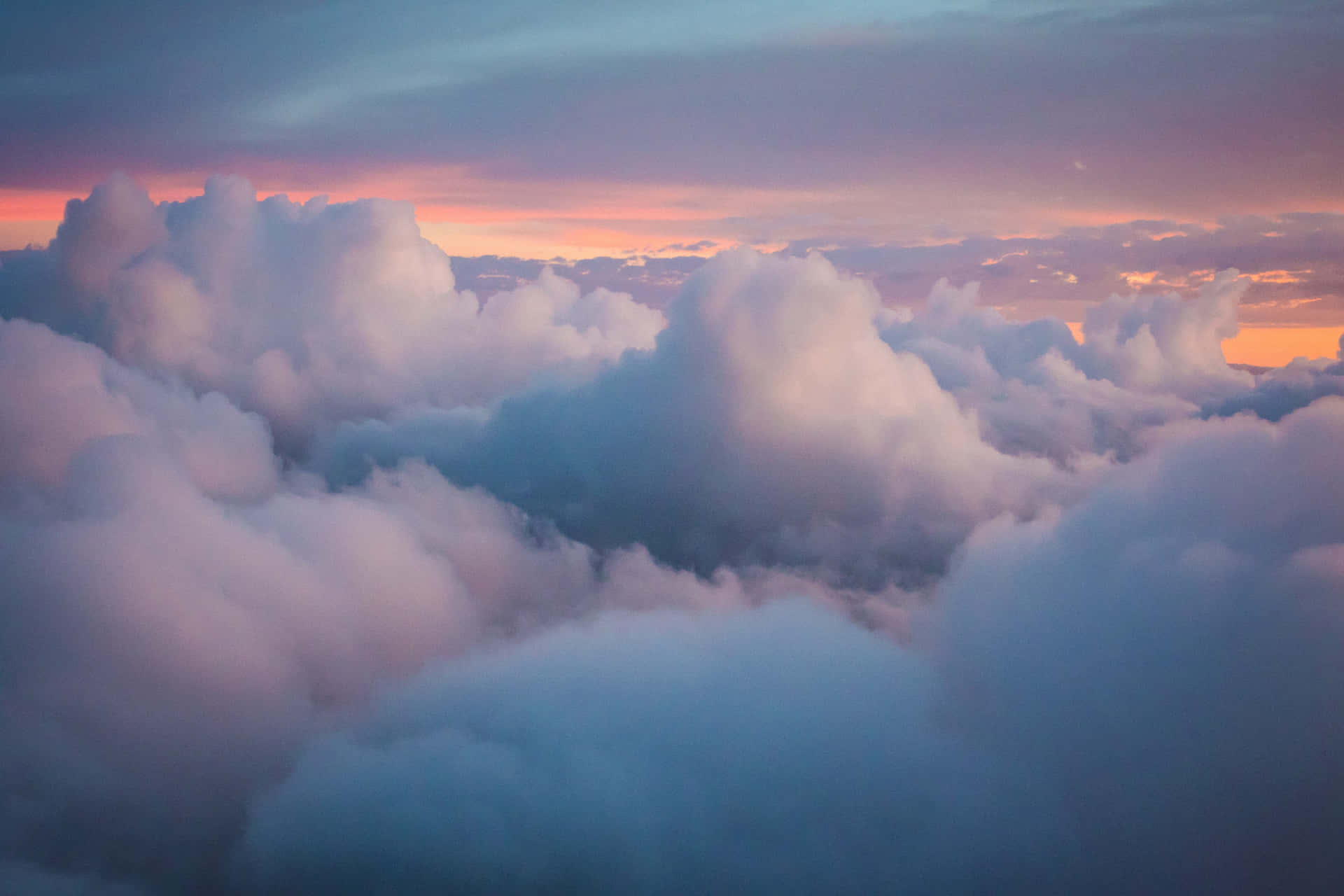 Genießensie Den Anblick Von Schönen, Flauschigen Wolken In Einem Strahlend Blauen Himmel. Wallpaper