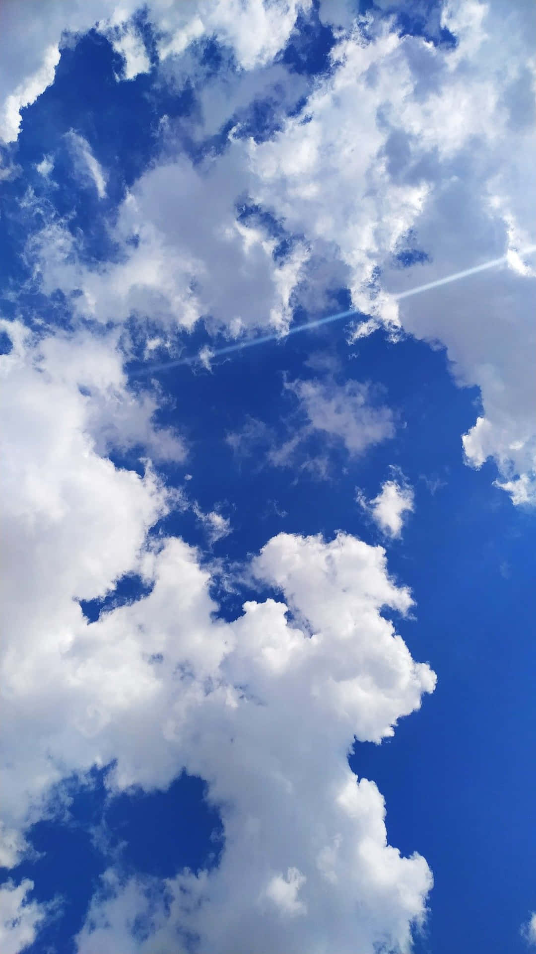 Einflugzeug, Das Durch Den Himmel Mit Wolken Fliegt. Wallpaper