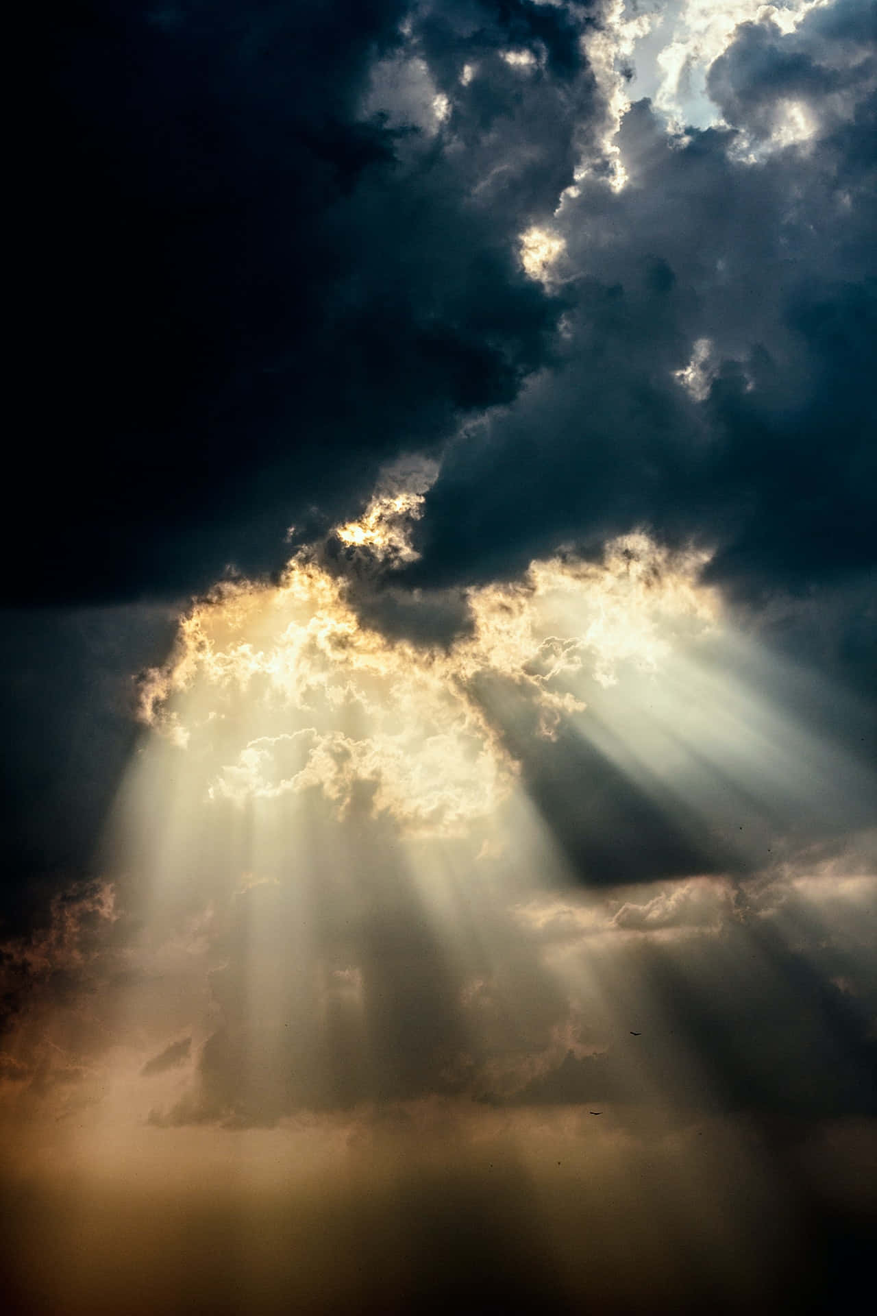 Beautiful Clouds With Sun Rays Wallpaper