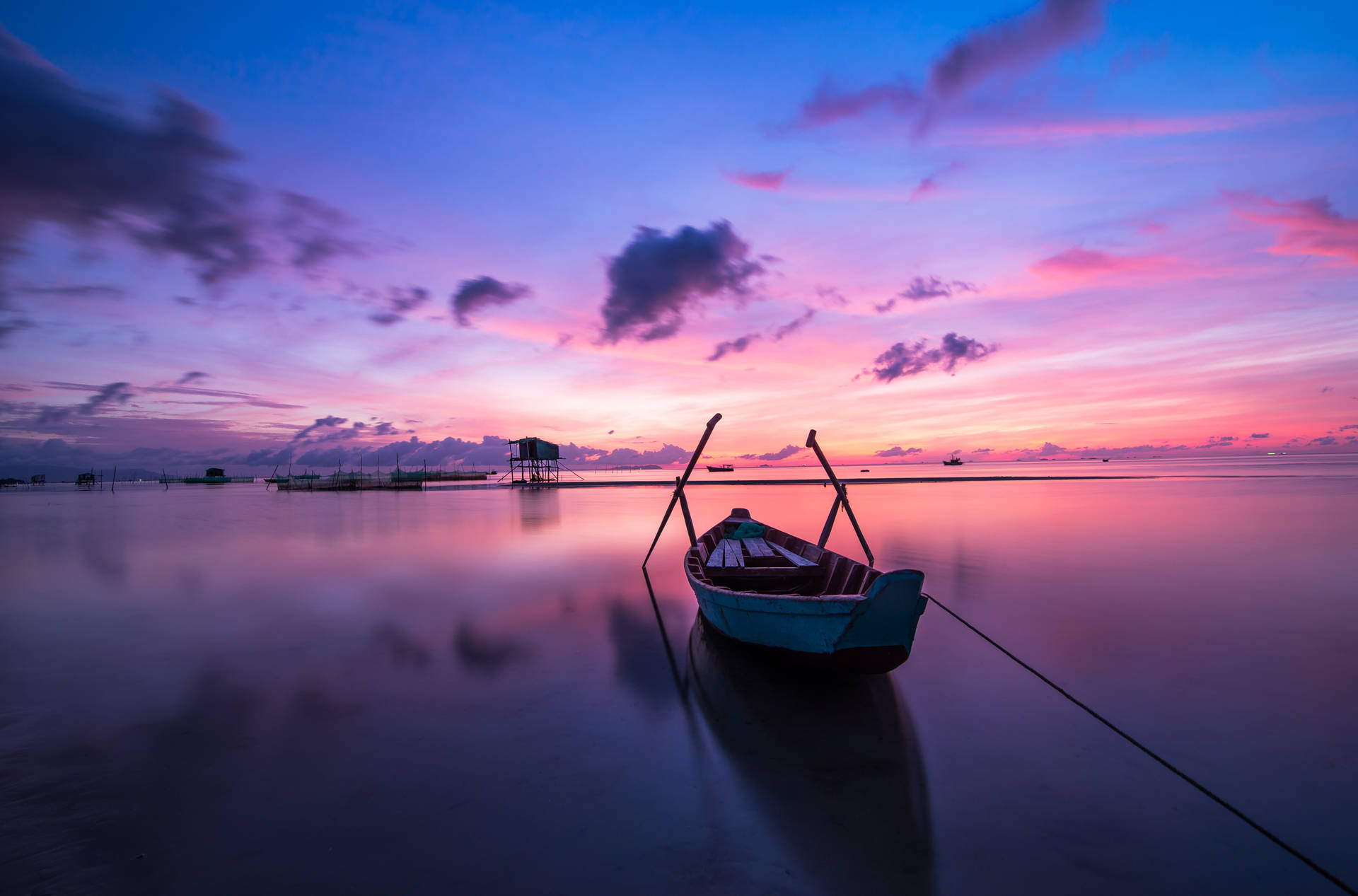 Smukk kølig båd og lilla solnedgang Wallpaper