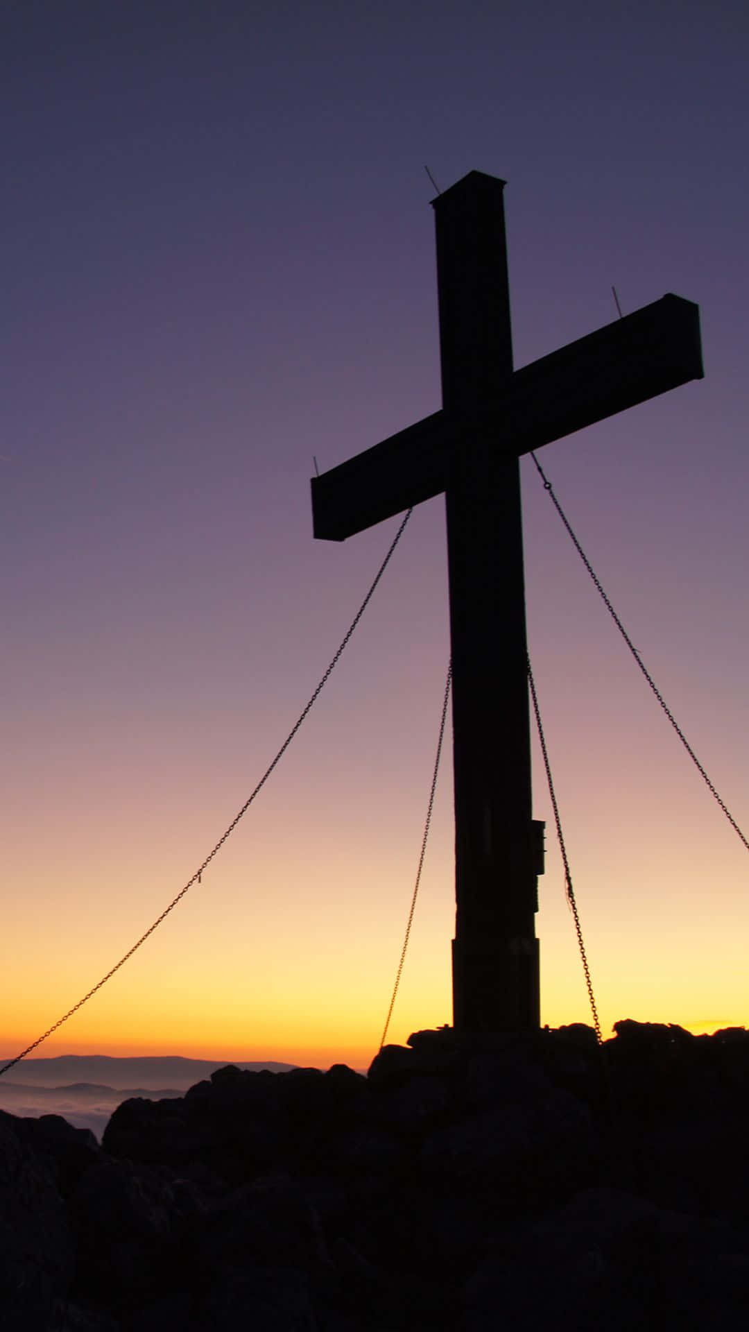 Gipfelschönes Kreuz Mit Lila Sonnenuntergangshimmel Wallpaper
