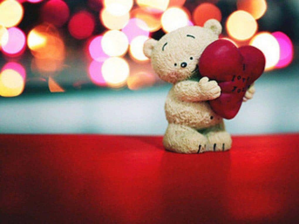 En teddybjørn der holder et hjerte Wallpaper