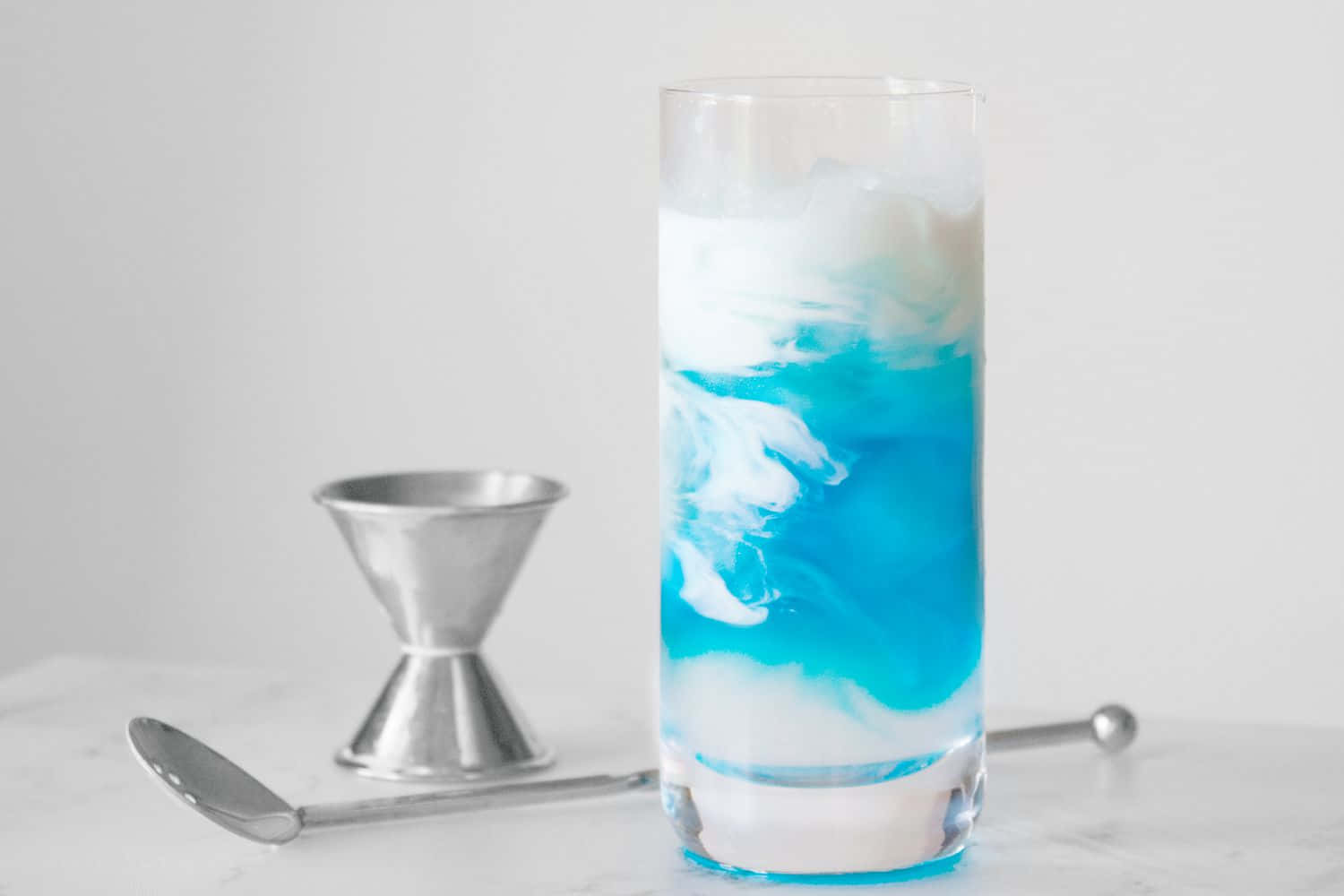 Elegant Cocktail in a Stylish Bar Wallpaper
