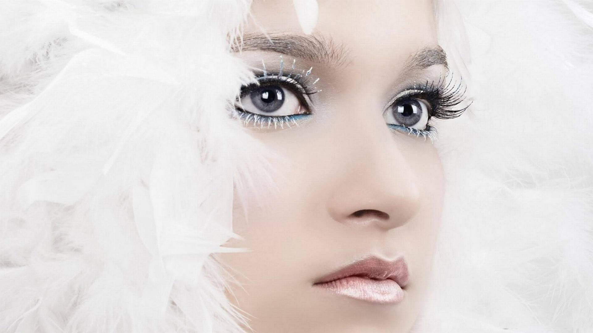 Beautiful Face Fluffy Feathers Wallpaper