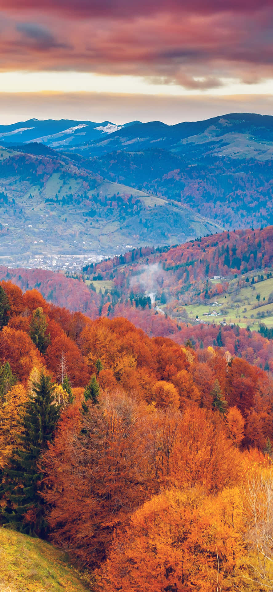 Einebergkette Mit Herbstlichen Bäumen Wallpaper
