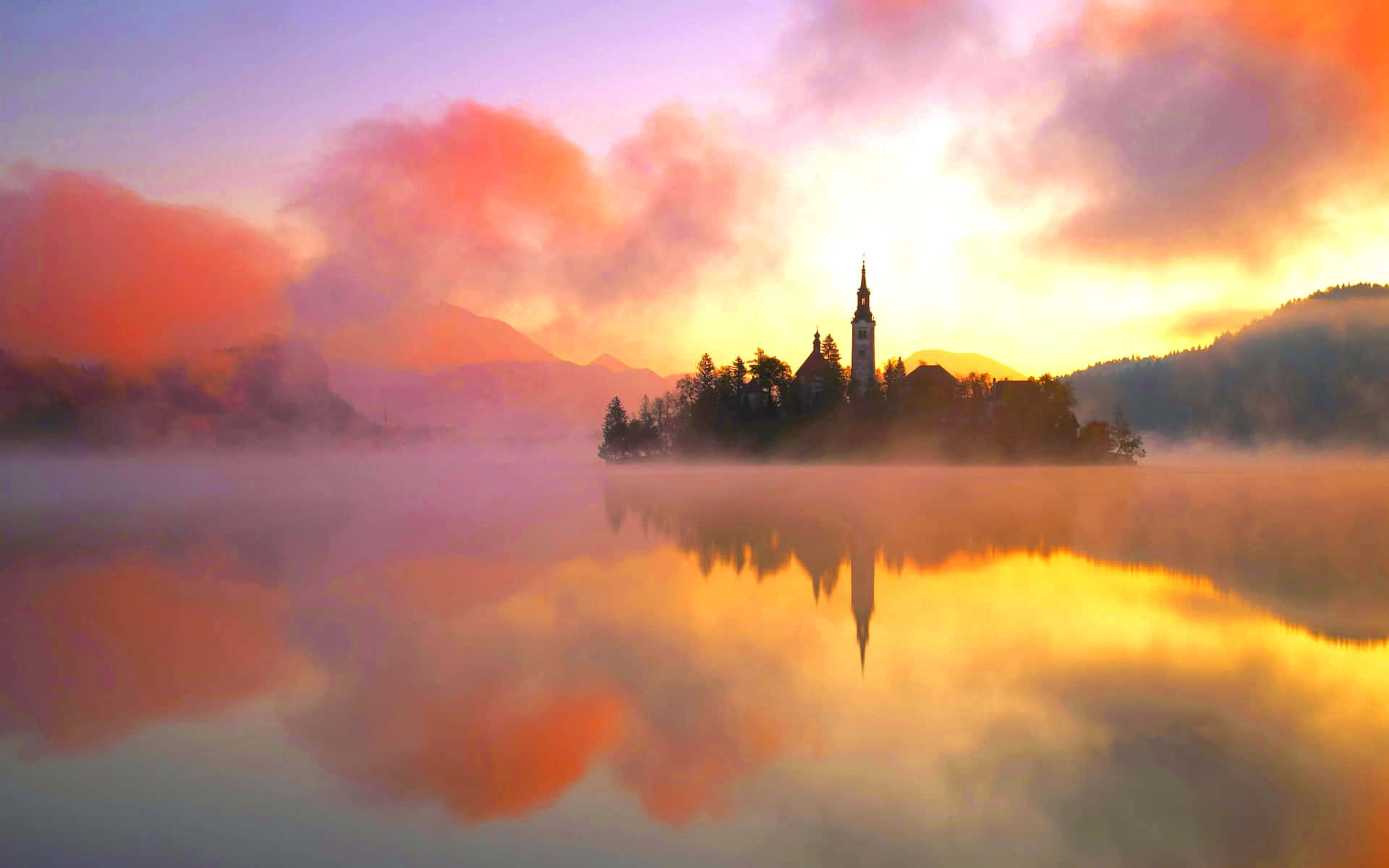 Hermosoatardecer Brumoso En El Lago Bled. Fondo de pantalla