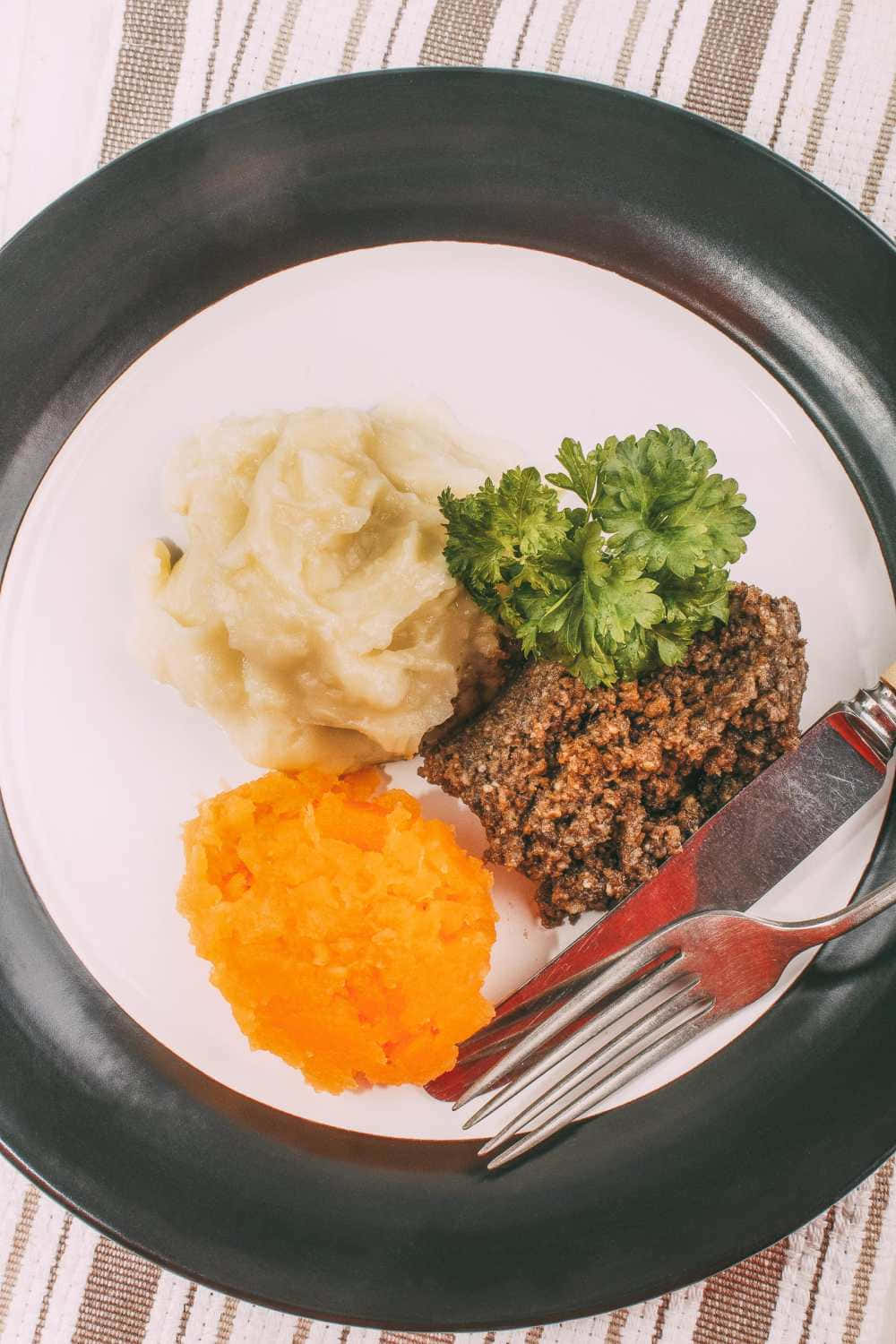 Exquisitacomida Gourmet En Un Plato Blanco. Fondo de pantalla