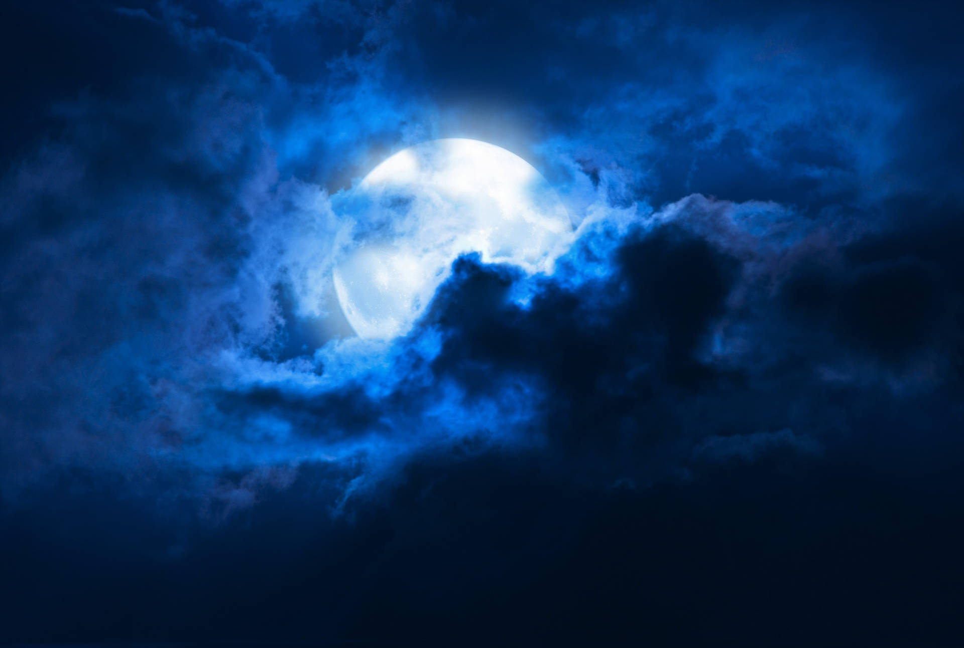 Belle Nuvole Blu Nascoste Della Luna Piena Sfondo