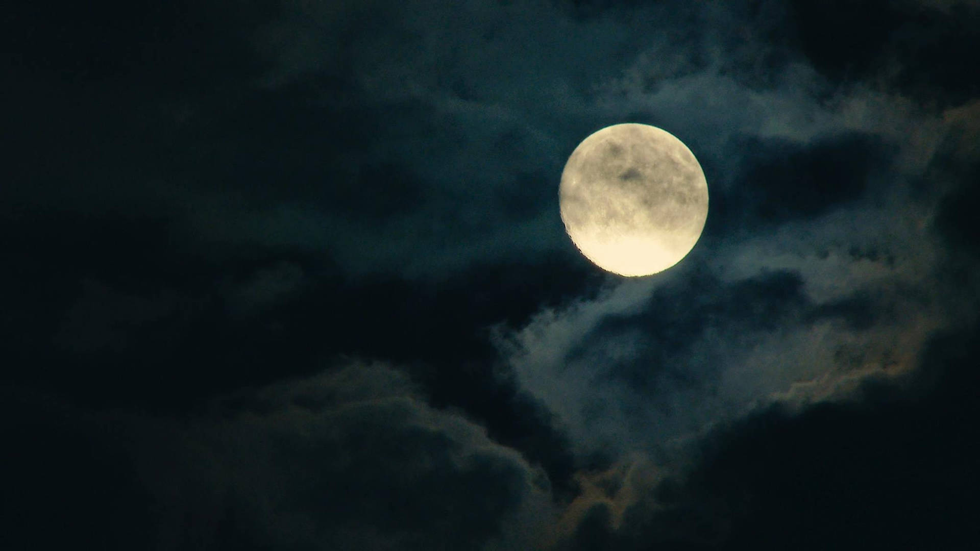 Beautiful Full Moon With Night Clouds Wallpaper