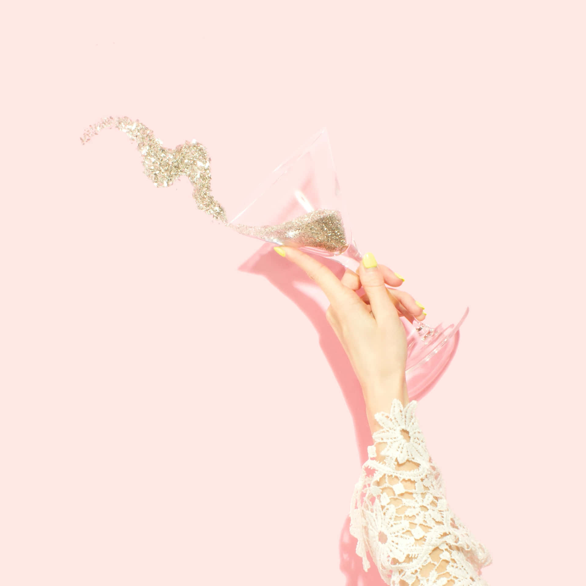 Enkvinnas Hand Som Håller I Ett Glas Champagne Wallpaper