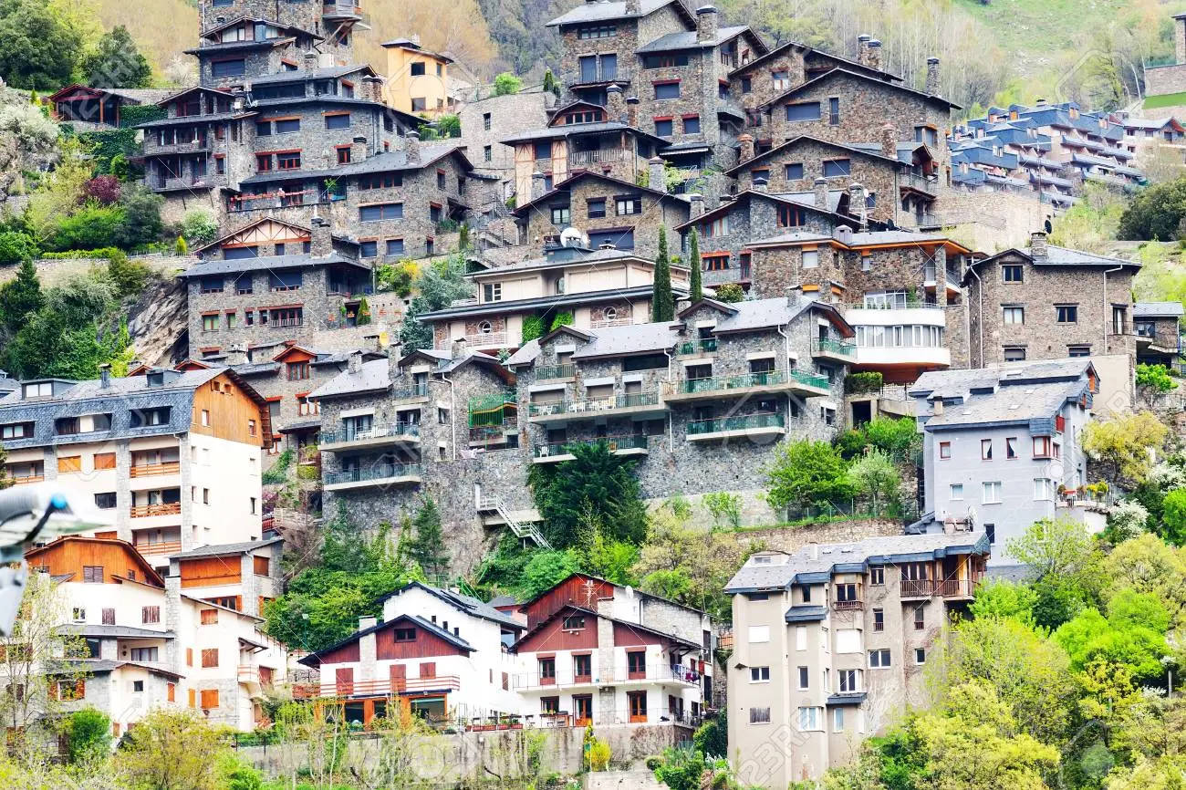 Filasde Hermosas Casas En Andorra Fondo de pantalla