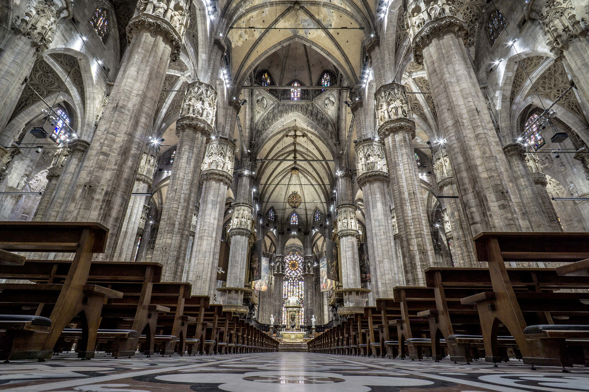 Hermosodiseño Interior De La Catedral De Milán Fondo de pantalla