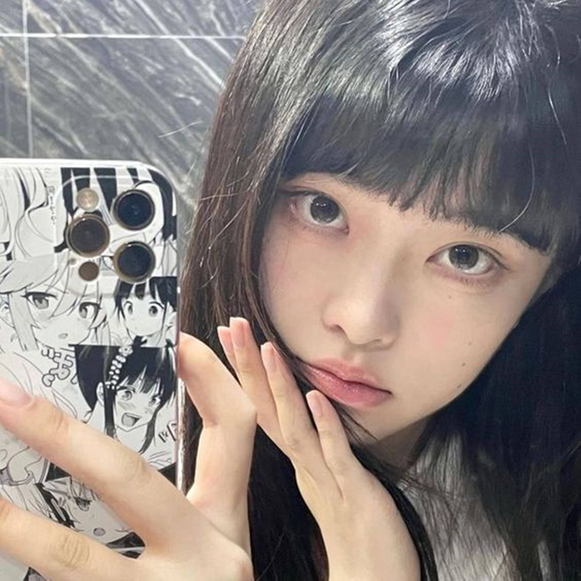 Schöneskoreanisches Mädchen Mit Spiegel-selfie Einzigartiges Cooles Profilbild Wallpaper