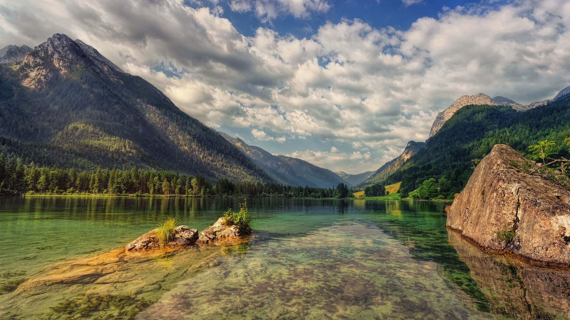 Entdeckensie Ruhe Und Schönheit Mit Einem Faszinierenden Blick Auf Einen Atemberaubenden See. Wallpaper