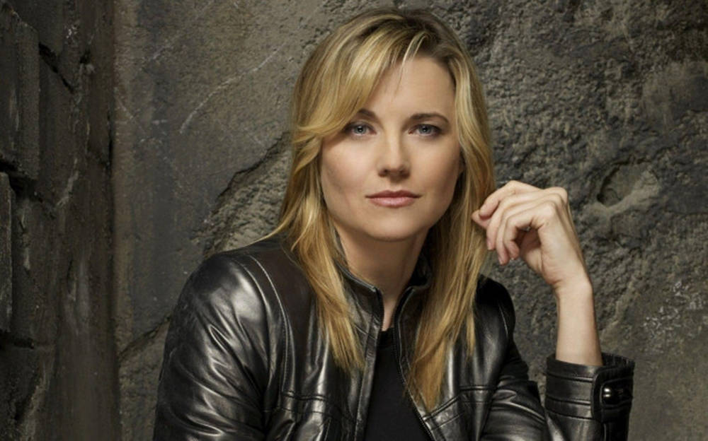 Beautiful Lucy Lawless In Leather Jacket Wallpaper