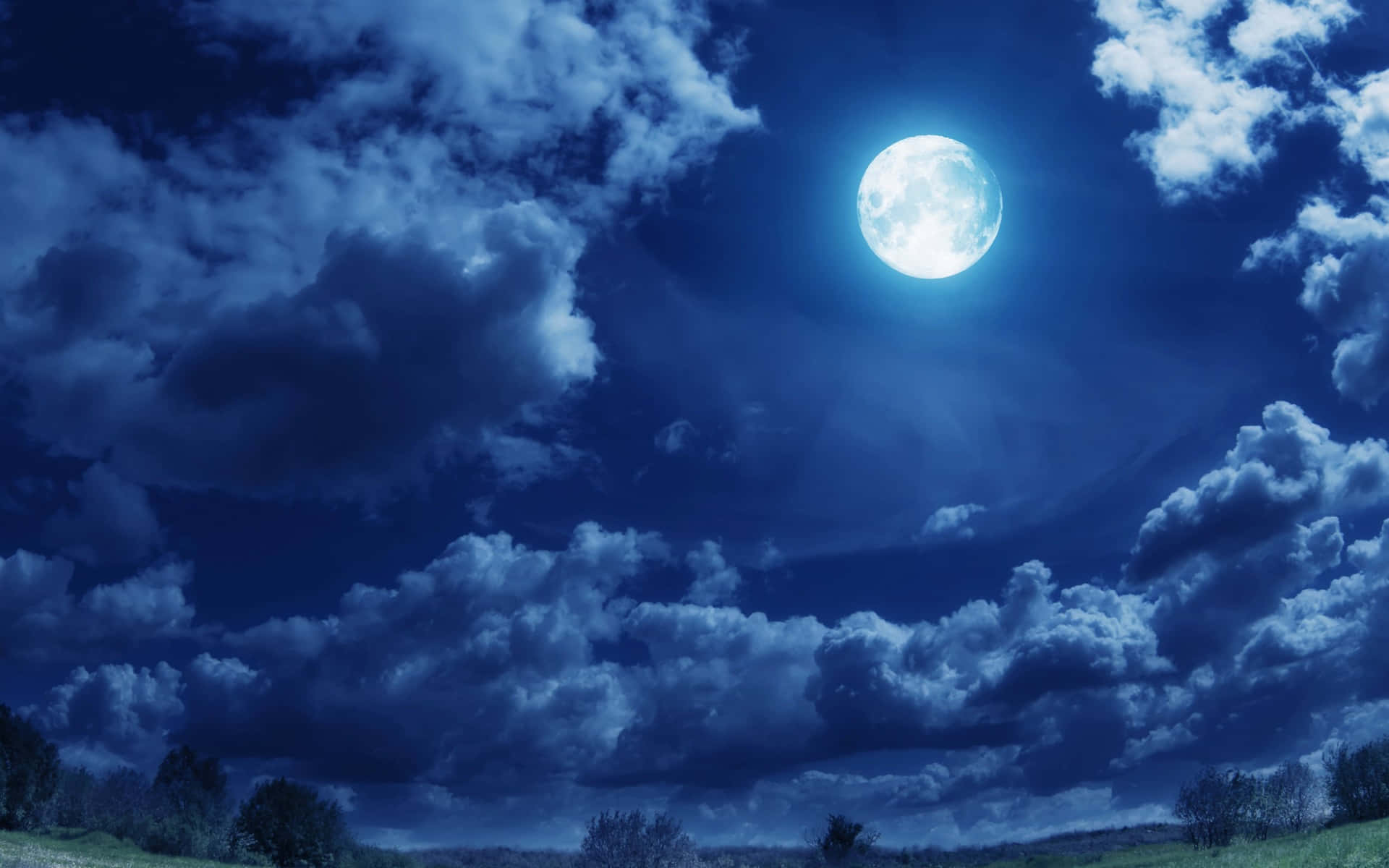 Unaluna Piena È Visibile Nel Cielo Con Nuvole.