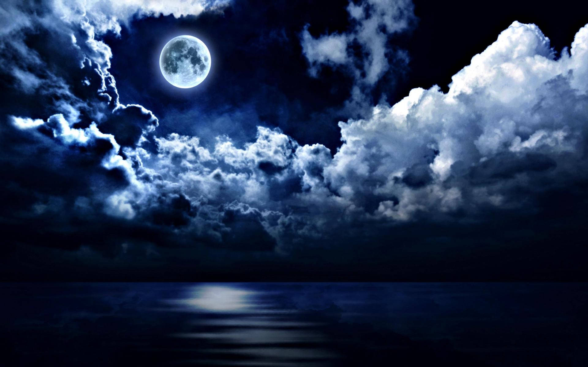 Smukke måne og nat-skyer Wallpaper