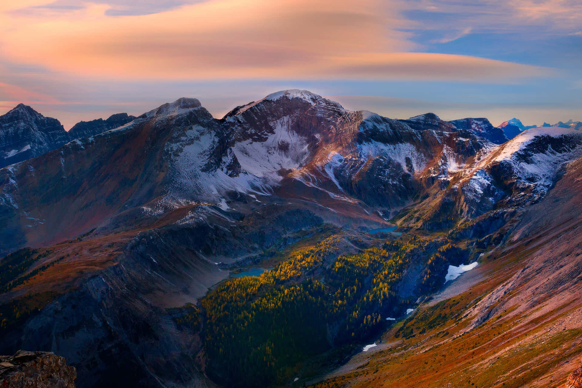 Stunning View of Beautiful Mountain at Sunset Wallpaper