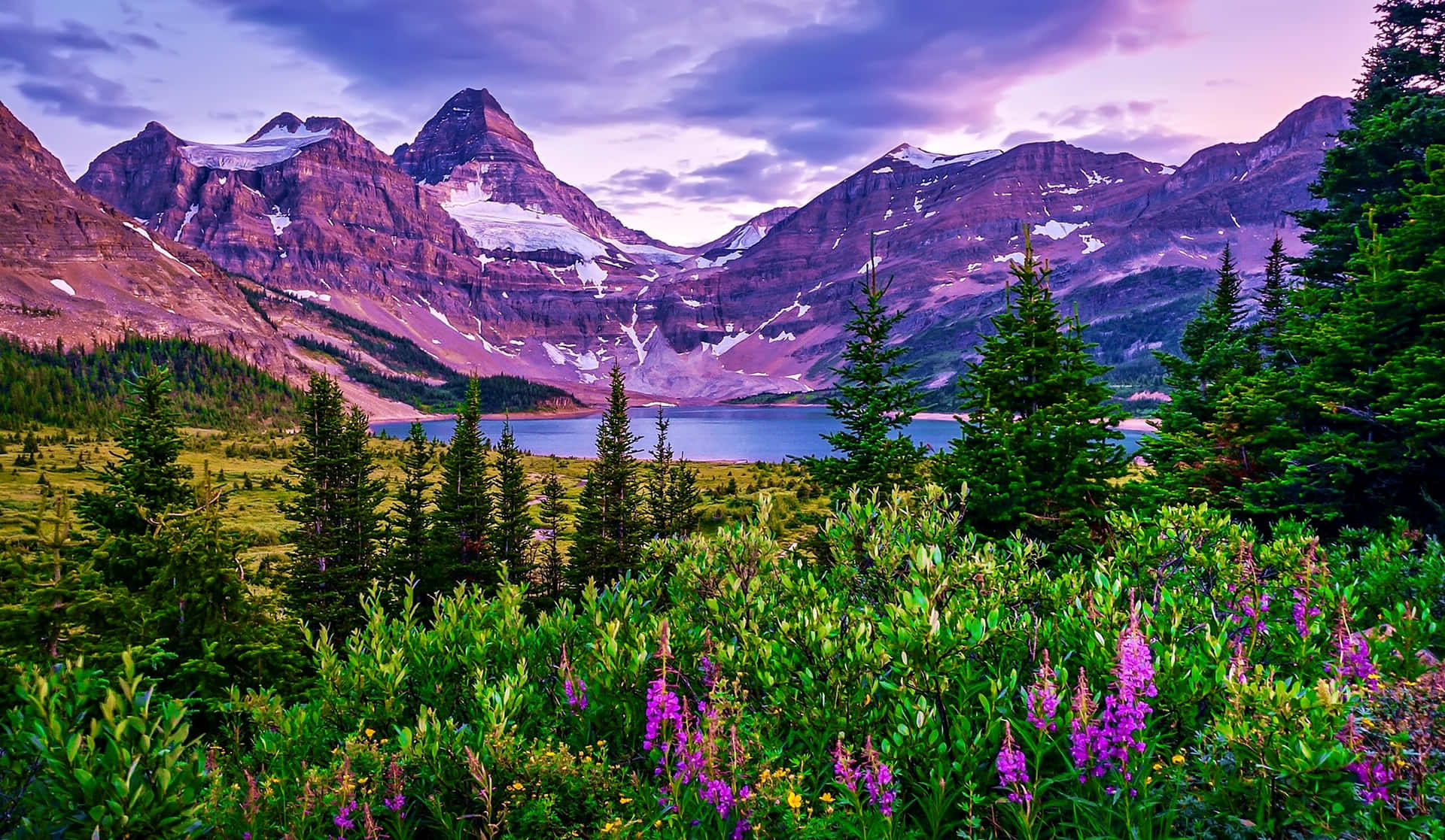 Tag ind på de smukke udsigter fra et smukt bjergsø. Wallpaper
