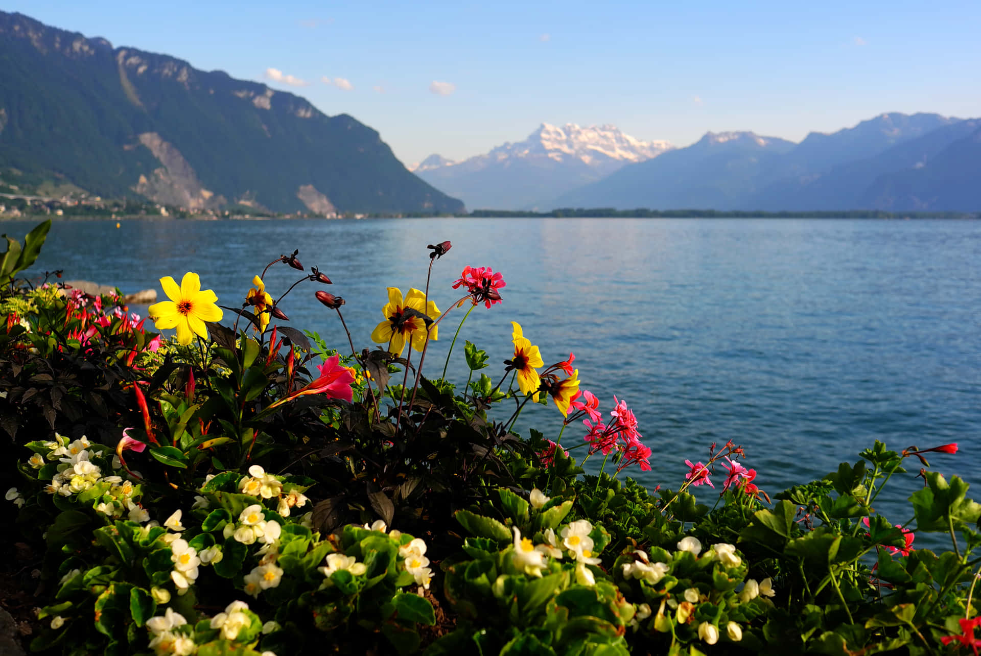 Unahermosa Vista De Un Lago De Montaña En Un Día Soleado Fondo de pantalla