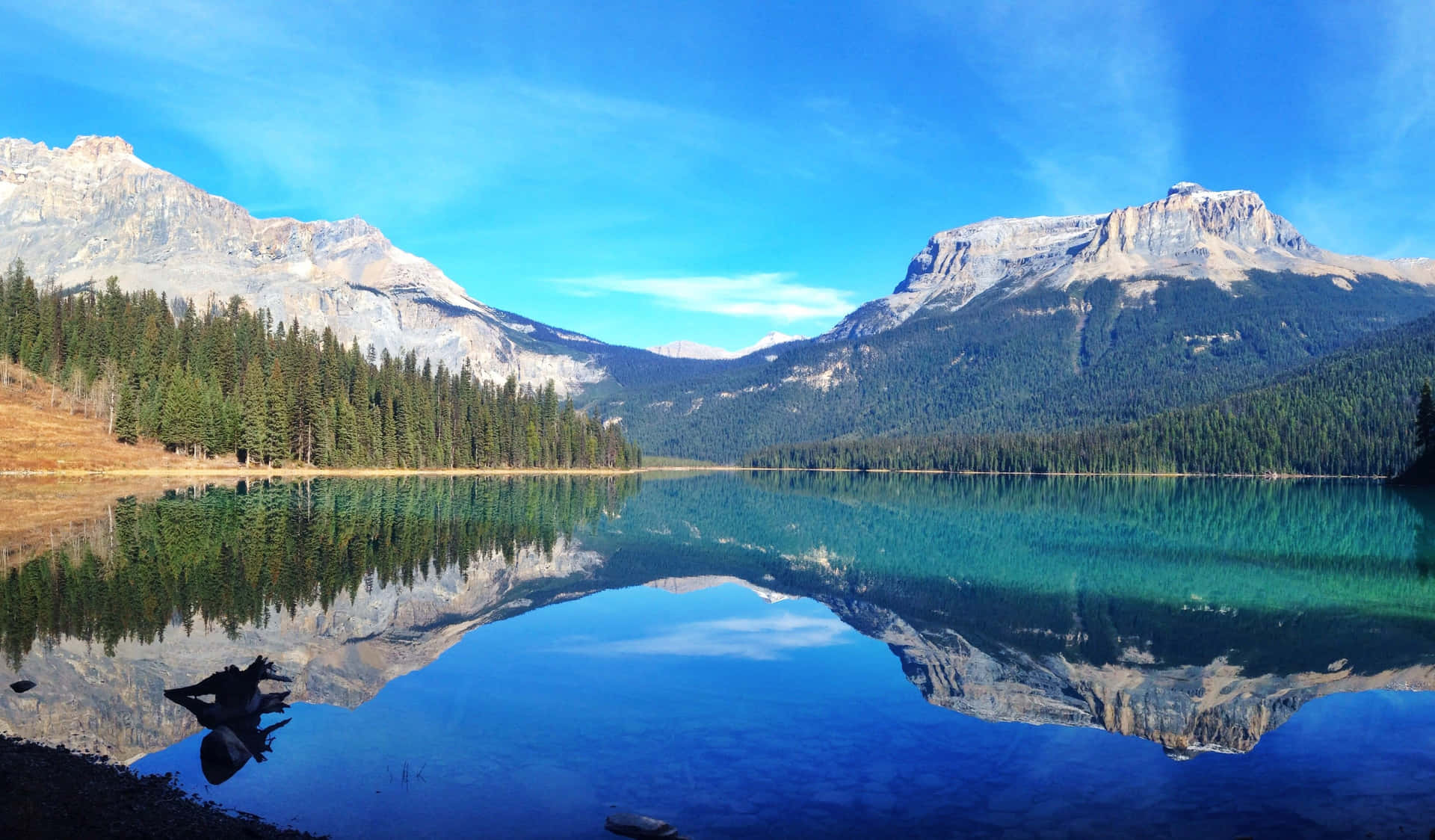 Unabelleza Incomparable Sobre Un Majestuoso Lago De Montaña Fondo de pantalla