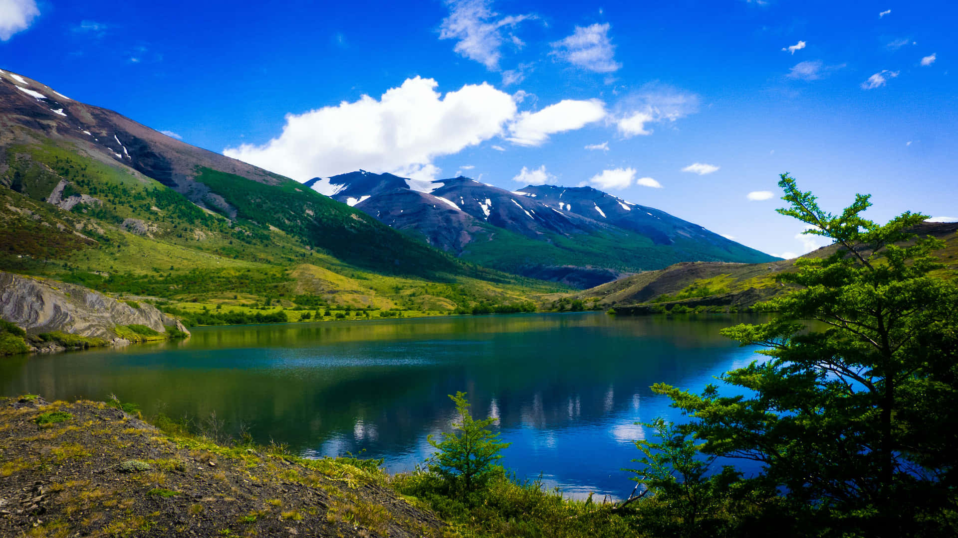 Tag i splendor af denne smukke bjerg sø Wallpaper