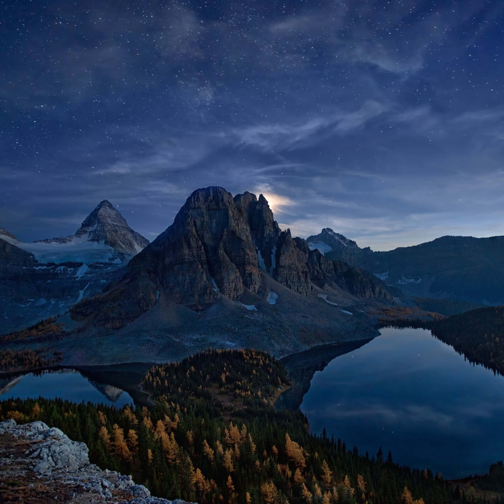 Perfeiçãoem Imagem - Uma Vista Deslumbrante Do Bonito Lago Da Montanha. Papel de Parede