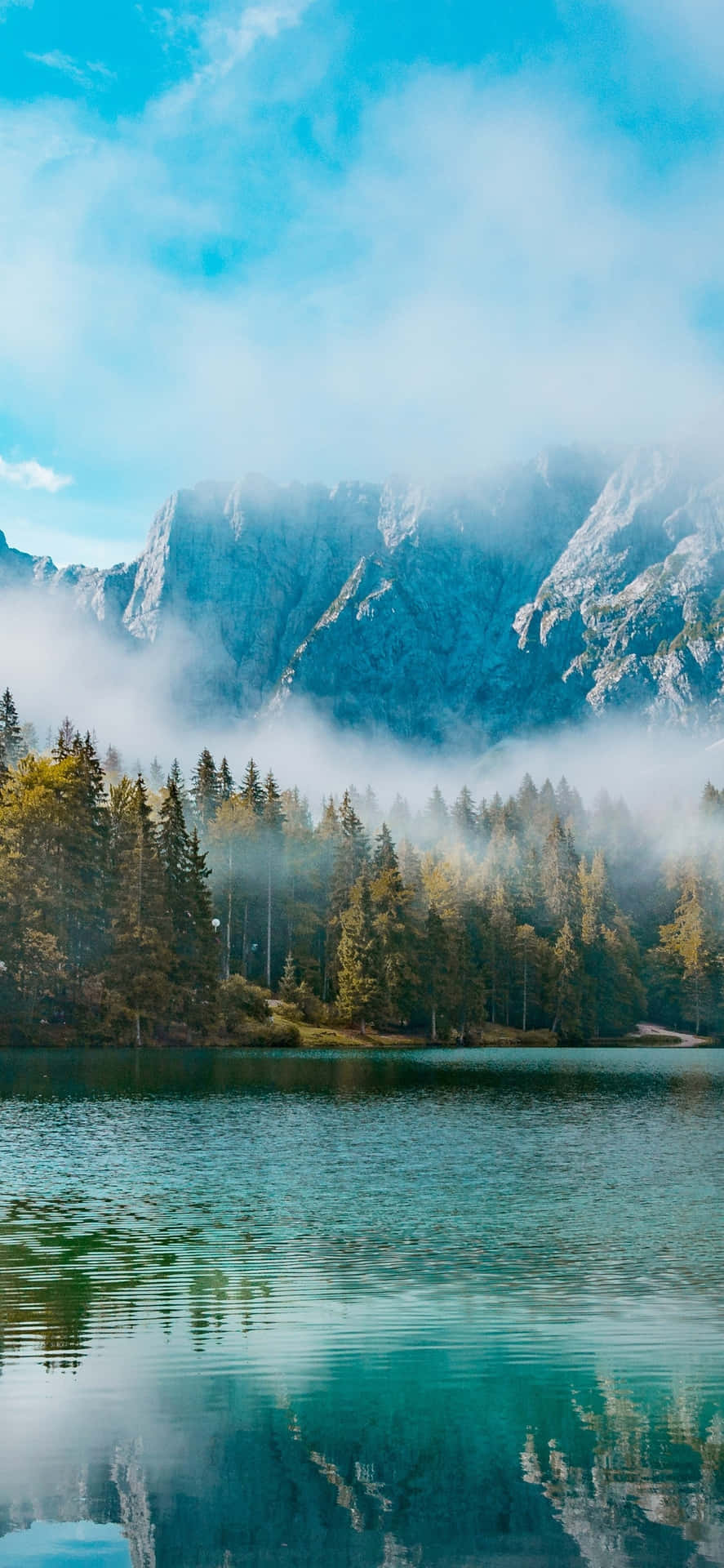 Smuk bjergsø med tåge iPhone Tapet Wallpaper