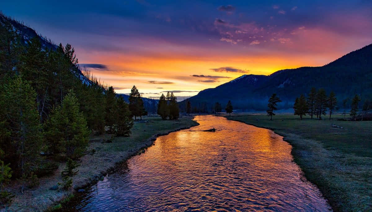 Beautiful Mountain Yellowstone Lake Sunset Picture